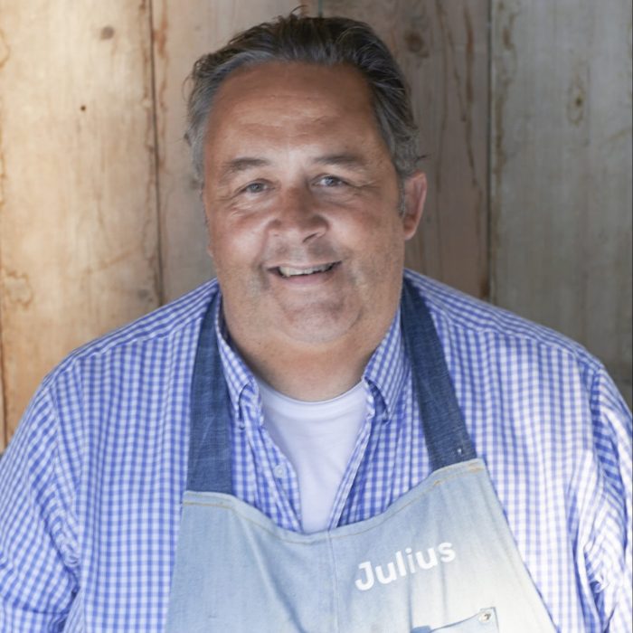 JULIUS JASPERS Jurylid bij zowel Masterchef als Topchef en misschien wel Nederlands meest bekende tv-chef. Zeer succesvol kookboekenschrijver en mede-oprichter van o.a. Happyhappyjoyjoy.